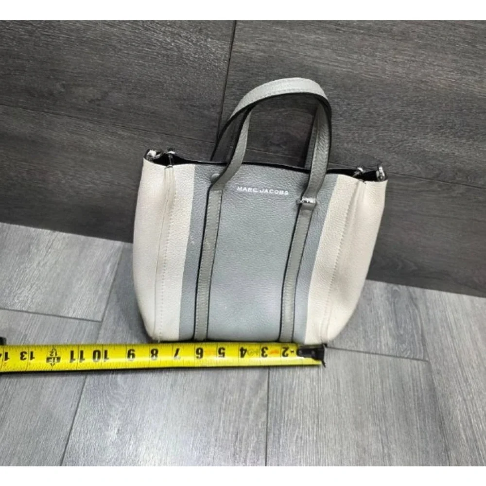 Marc Jacobs Grained Calfskin The Tag crossbody bag Tote Grey White B000680